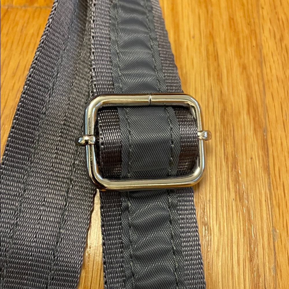 LUG Hopper Mini Travel Everyday Crossbody Bag. Gray. Adjustable. Like New! - Picture 5 of 12